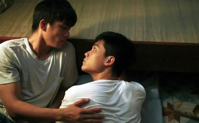 为了给父亲移墓回到久违的故乡,与他结伴同行的还有武田佳徽饰演的