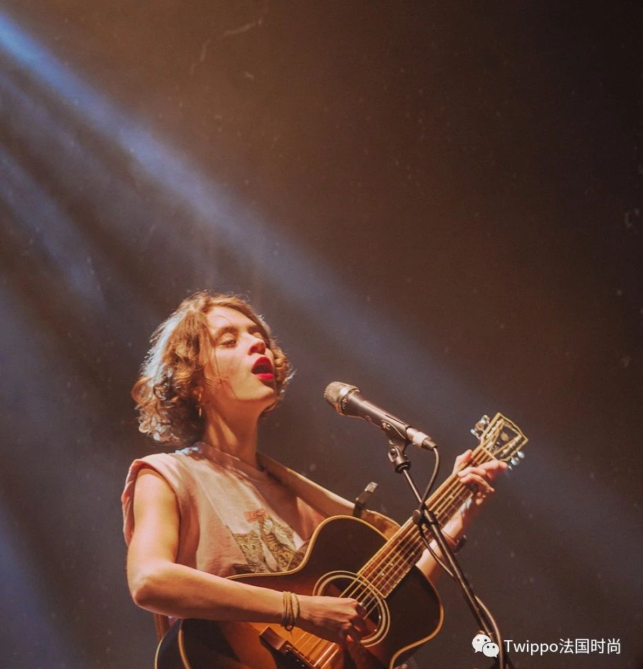 千与千寻>的法国小姐姐火了,可不止长得好看这么简单_pomme