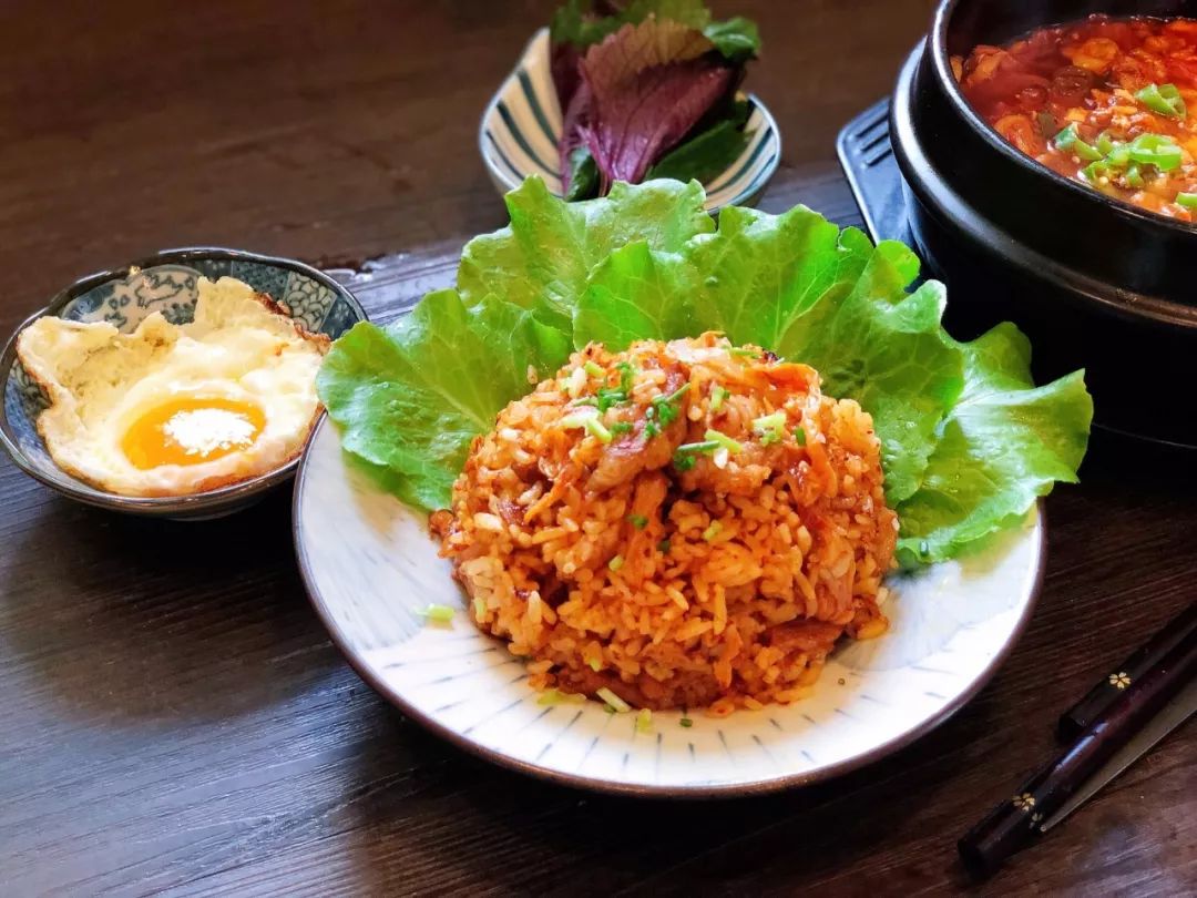 超简单的快手炒饭食谱辣白菜五花肉炒饭的做法
