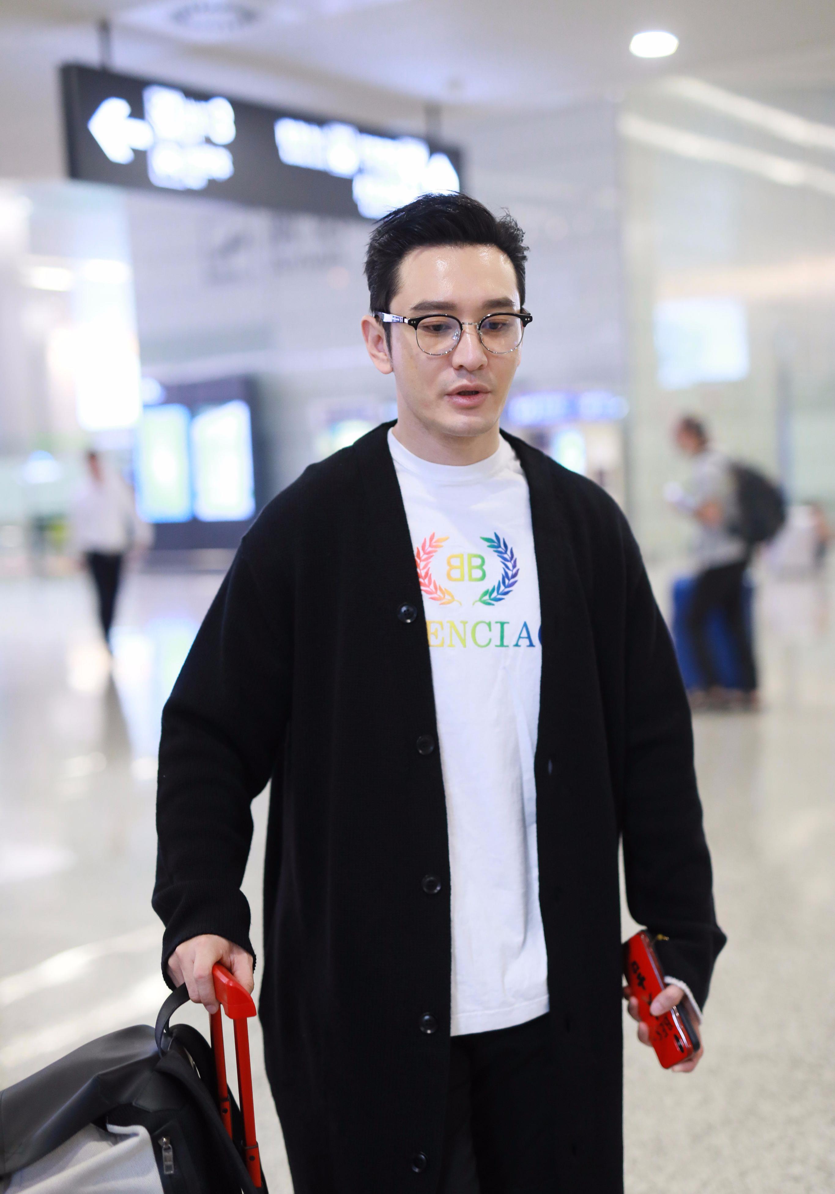 有情况黄晓明baby前后抵达机场被问对方名字装不知