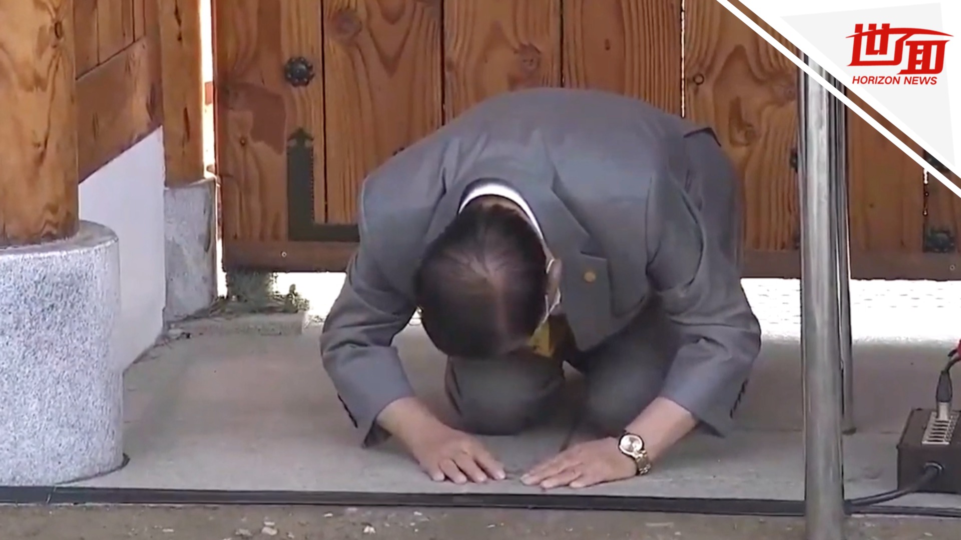 【视频】韩国近6成确诊病例与新天地有关 会长李万熙跪地道歉当地时间