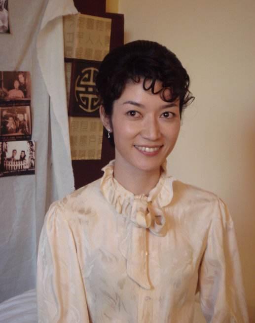 她在刚出道的前几年里,松峰莉璃参演了很多作品的拍摄,如《钢铁年代》