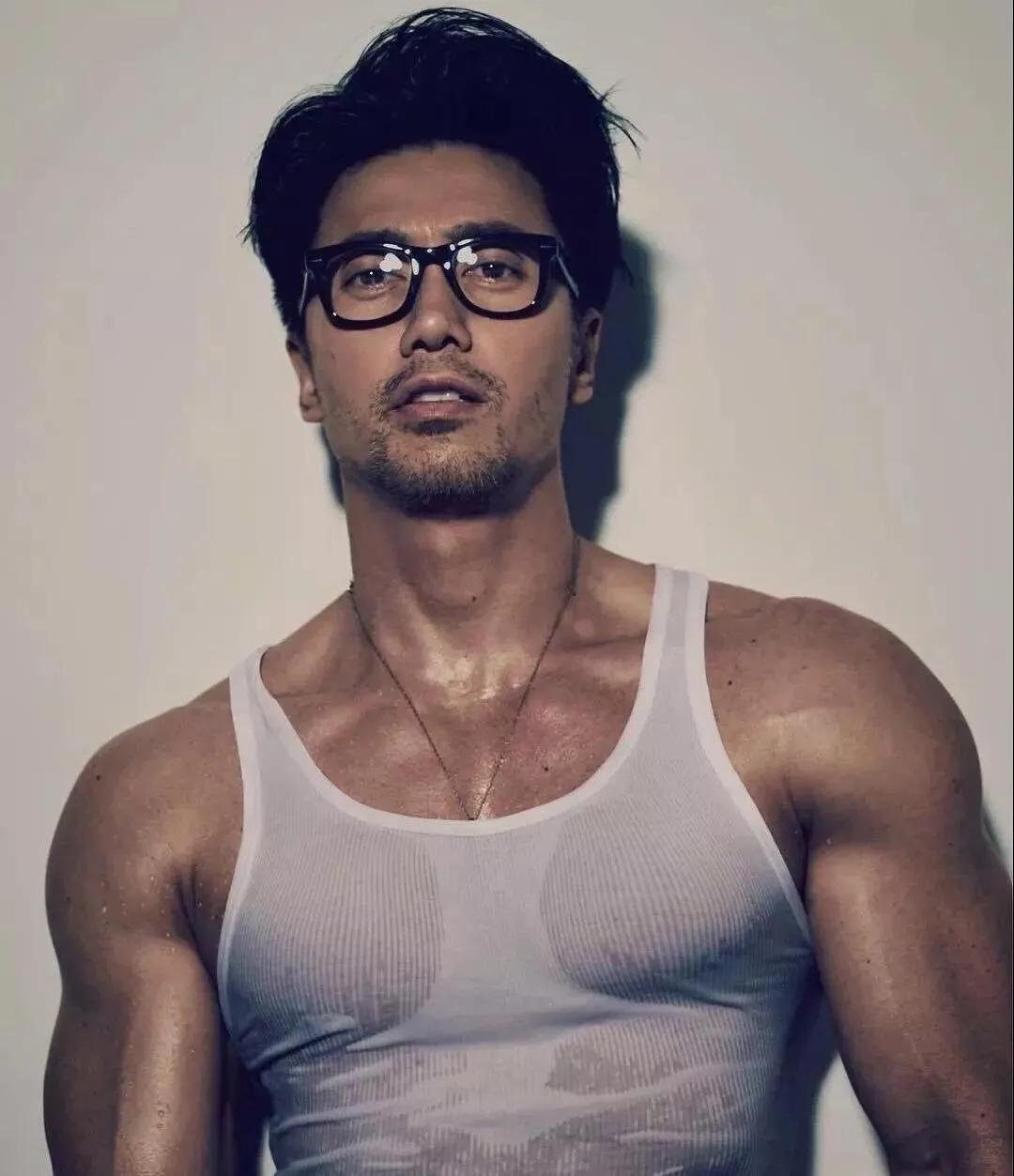 宋仲基的童颜 彭于晏的肌肉,这个撩人的小狼狗大爷竟然53岁了!_陈传多