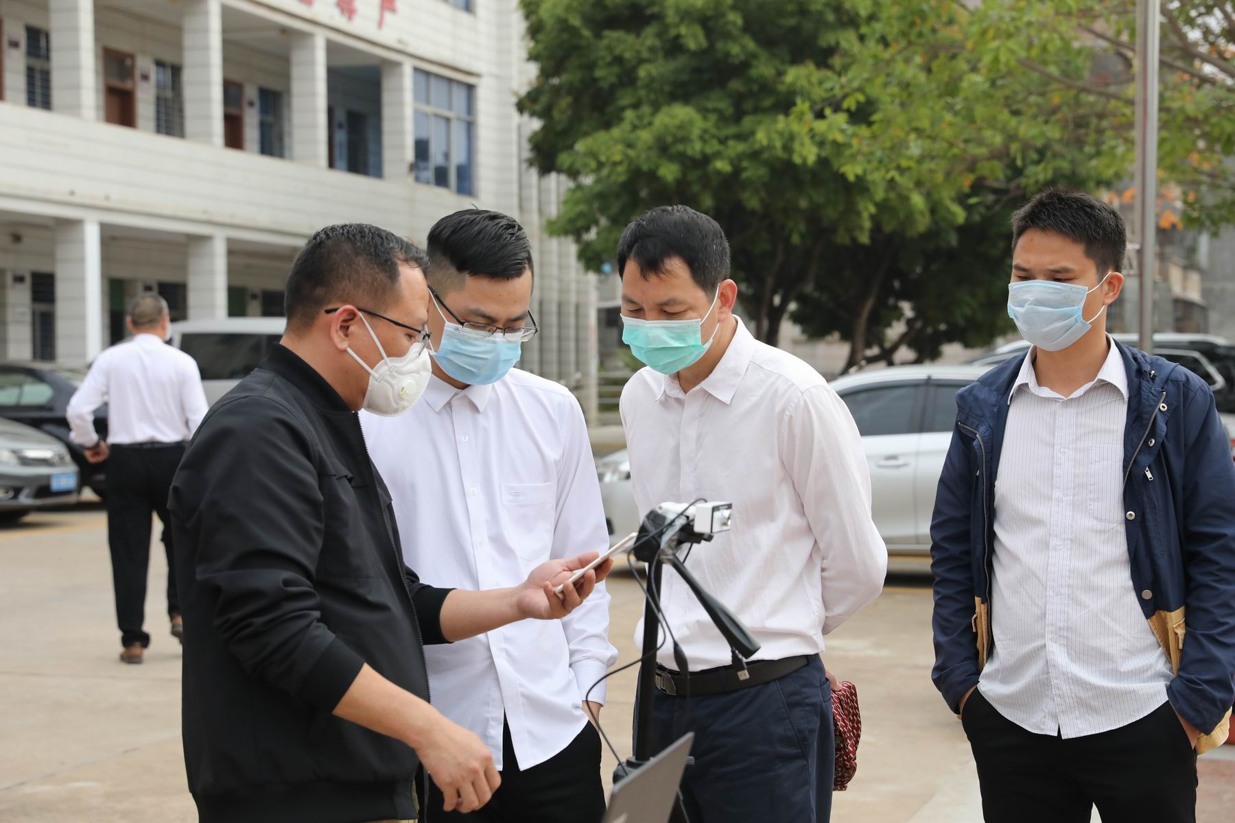 当天上午,廉江市委常委木声隆,,廉江市教育局局长叶春到廉江中学指导