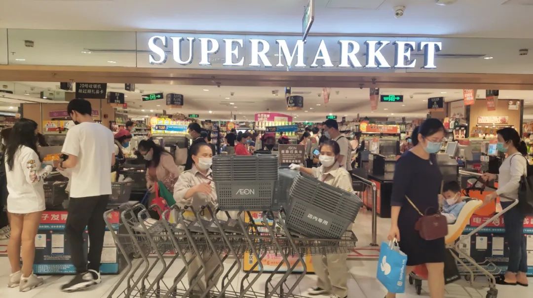 超市里大家都在有序地购买日用品商场里逐渐也有一些人在购物除了逐渐