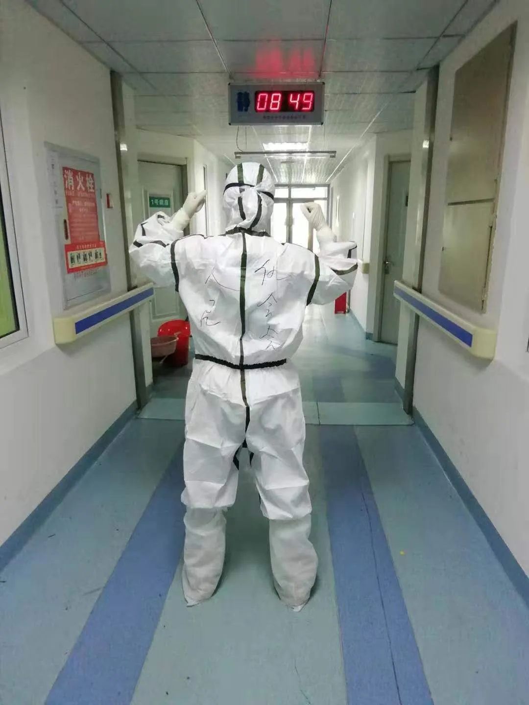 作为一名重症医学科医生,仇会会时刻关注着疫情的变化,看到湖北新冠