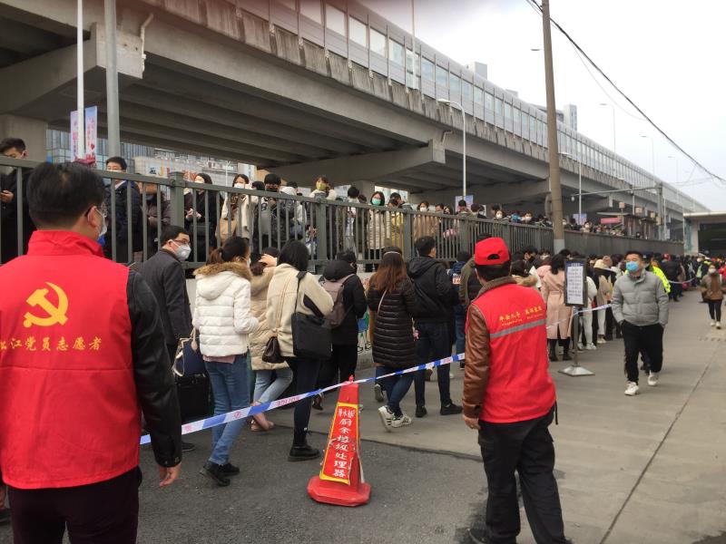 上海地铁限流首日地铁九亭站采取出入口半封闭措施站内限流作用明显