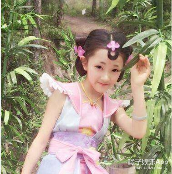 她还演过《画江湖之不良人》里的小陆林轩,当时还为角色剃了半截眉毛
