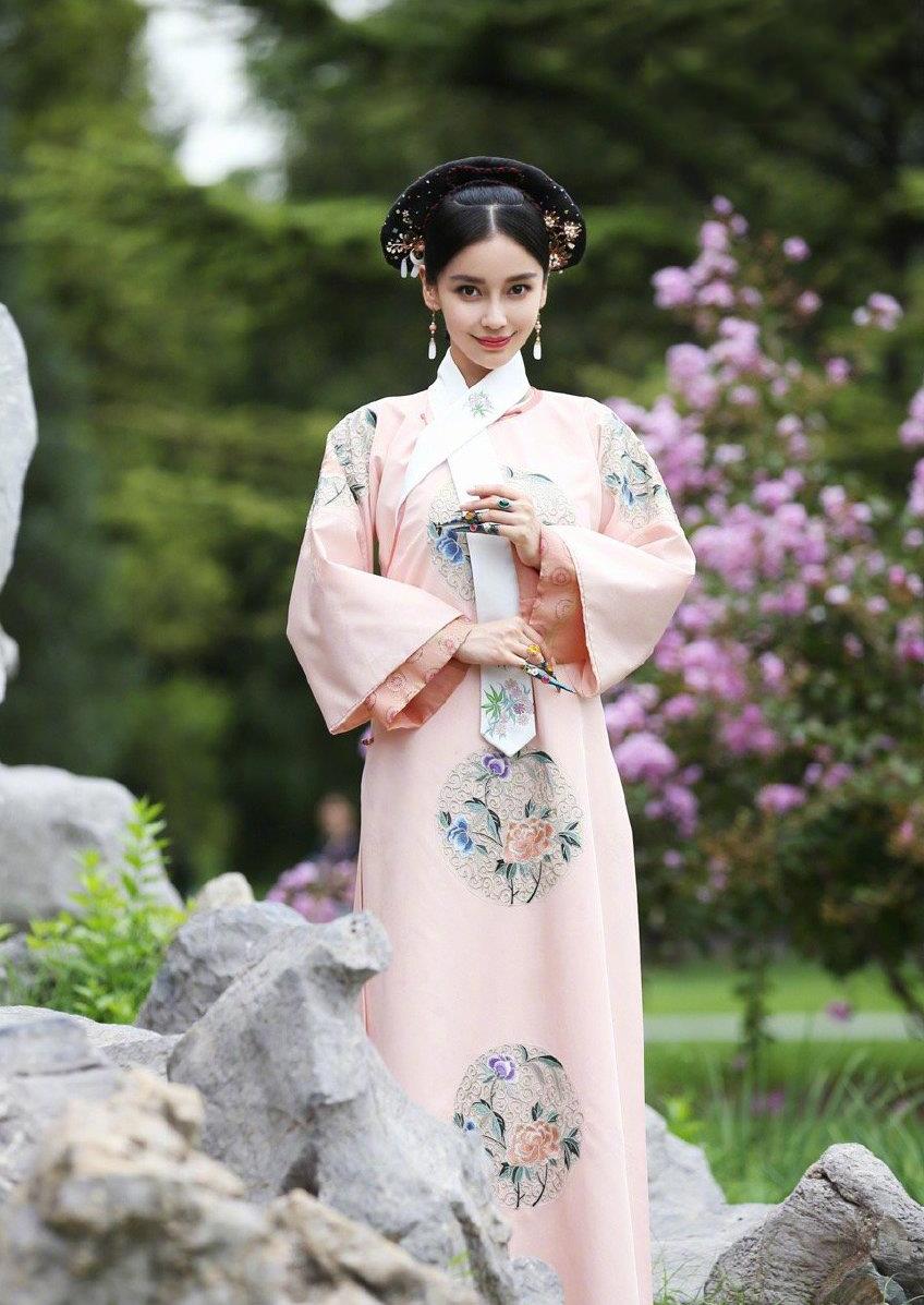 原创女星清宫造型大比拼杨幂很娇俏关晓彤幼稚刘涛最大气