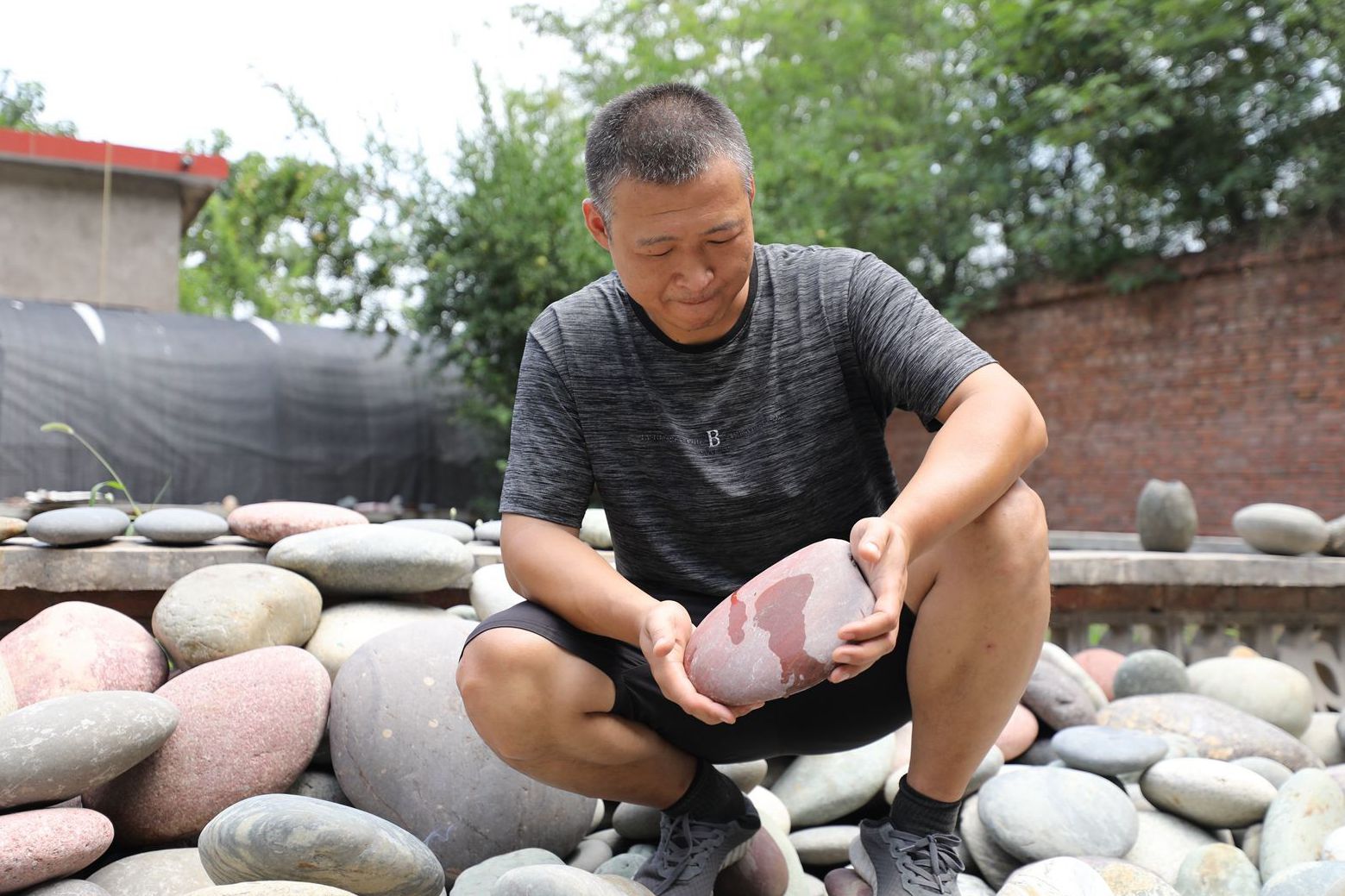 原创山西农民把20吨石头往山里背2年赚了50多万看做的啥营生