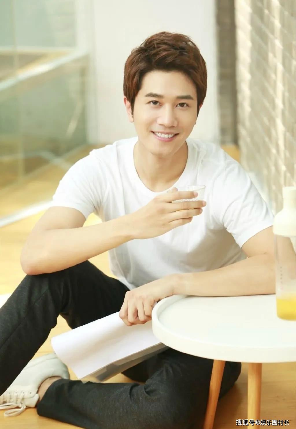 可阳光;身材匀称刚刚好,不过分纤瘦也没有多余的肌肉,一点点的线条和