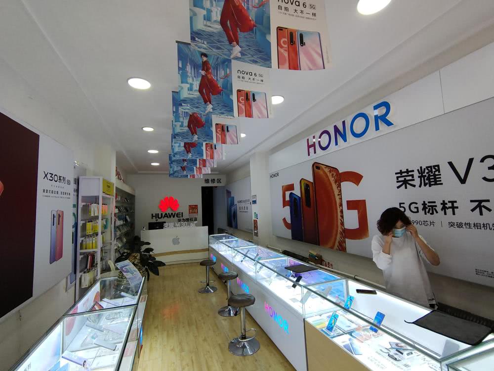 手机线下店恢复营业两星期店主只说了四个字惨不忍睹