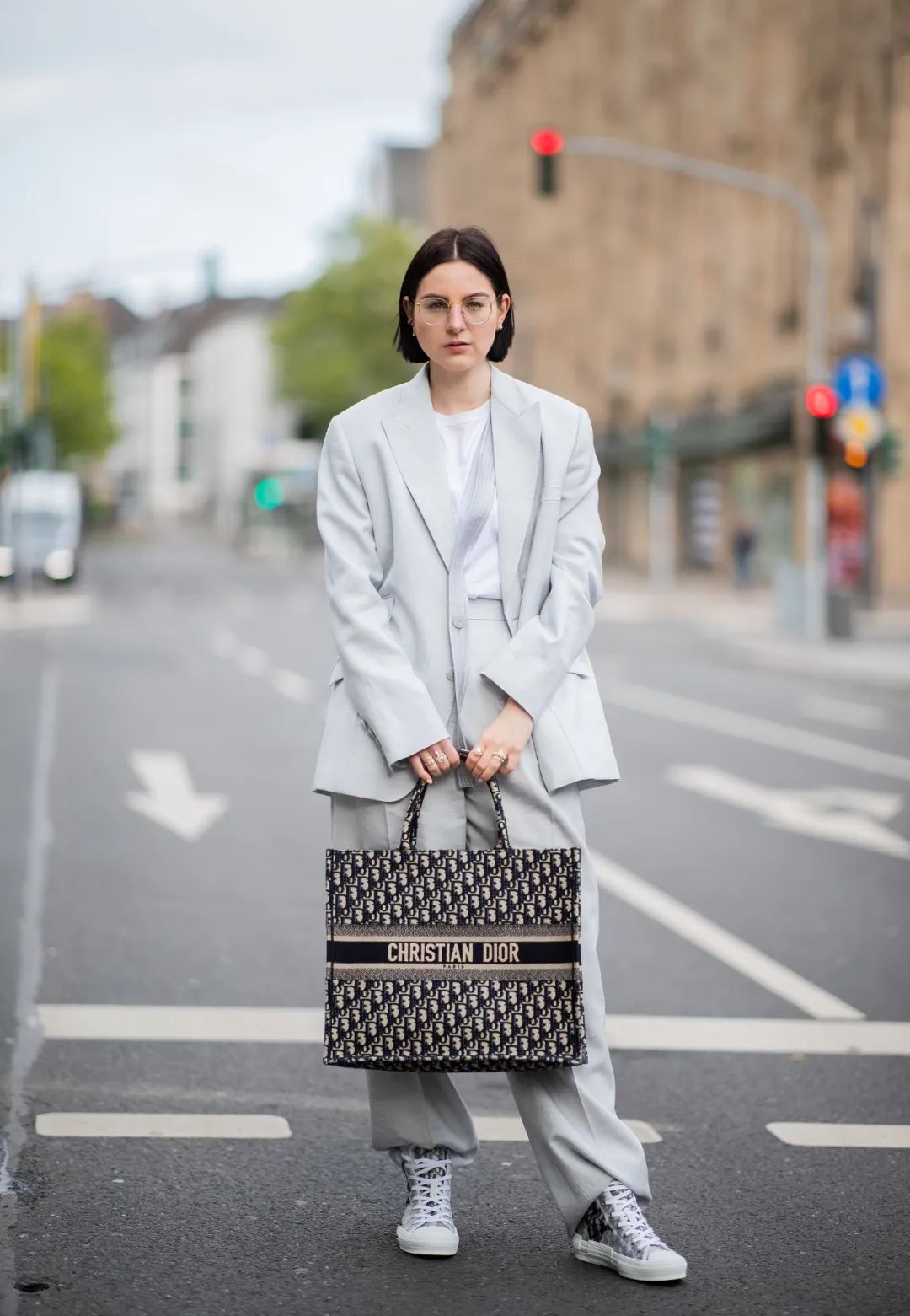 西装配老爹鞋同样有街头感但更复古的老爹鞋,也能和西装一起穿,还能让