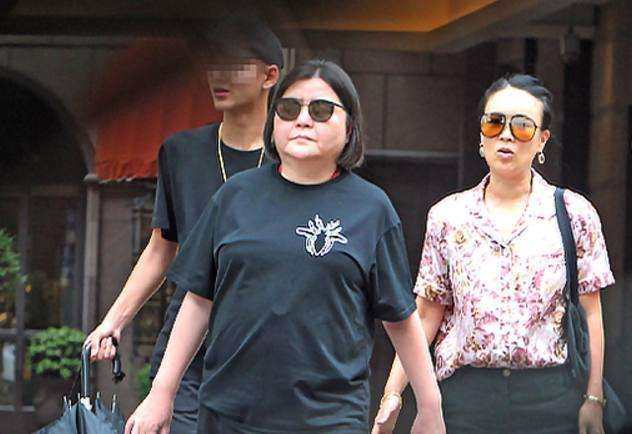 女星18年前跳楼自杀儿子被王菲和经纪人抚养现长成了大帅哥