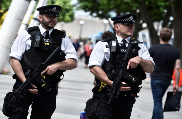 原创为何警察保镖特种兵放手枪的位置不同