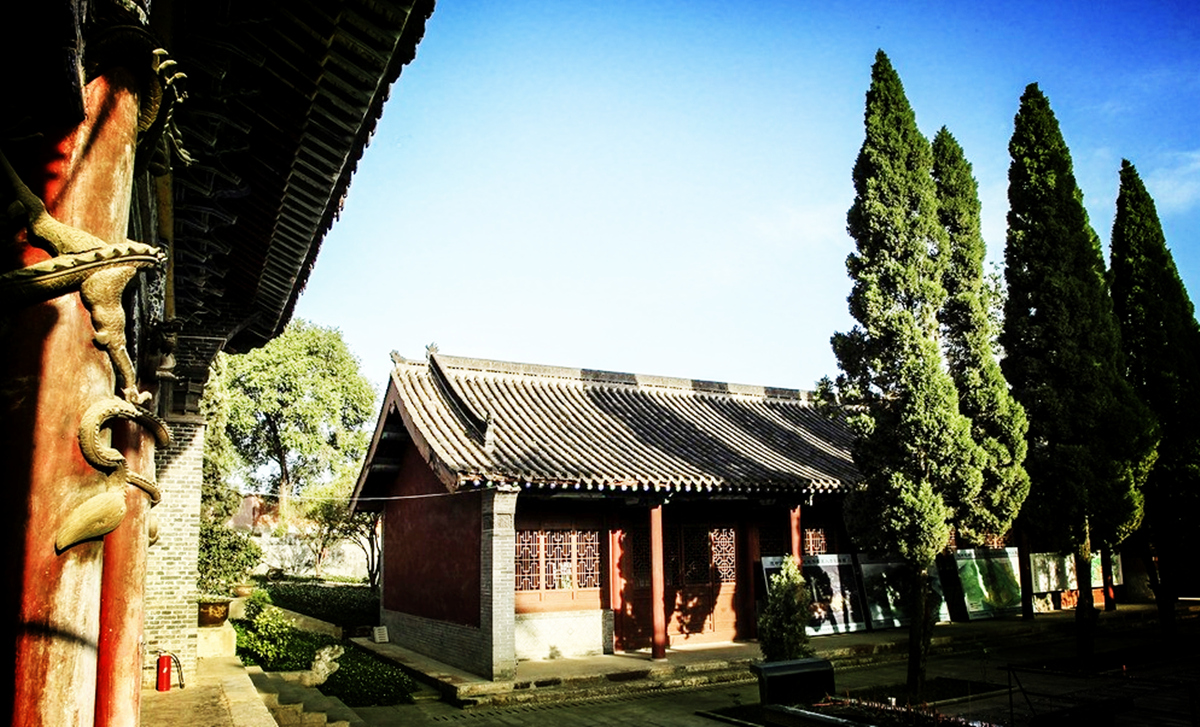 龙岗寺是一座始建于南北朝时期的寺院,唐宋时期已经有很大规模,清代