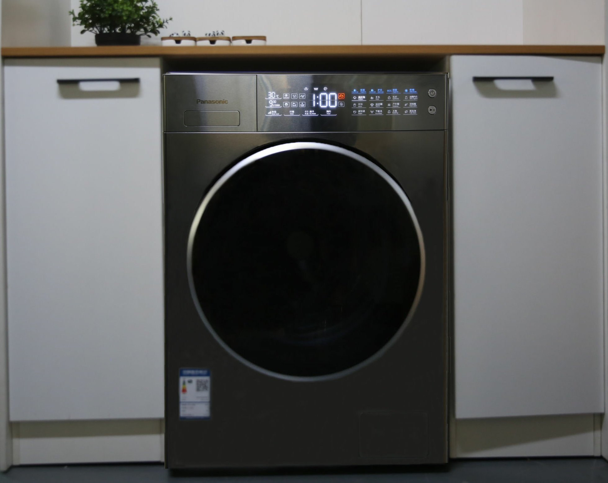 松下xqg100-ld169高级护理洗衣机外观为现代简约设计.