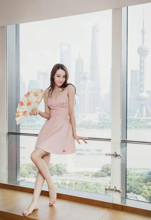 关晓彤有一双美腿身高不敌关晓彤的迪丽热巴腿更美