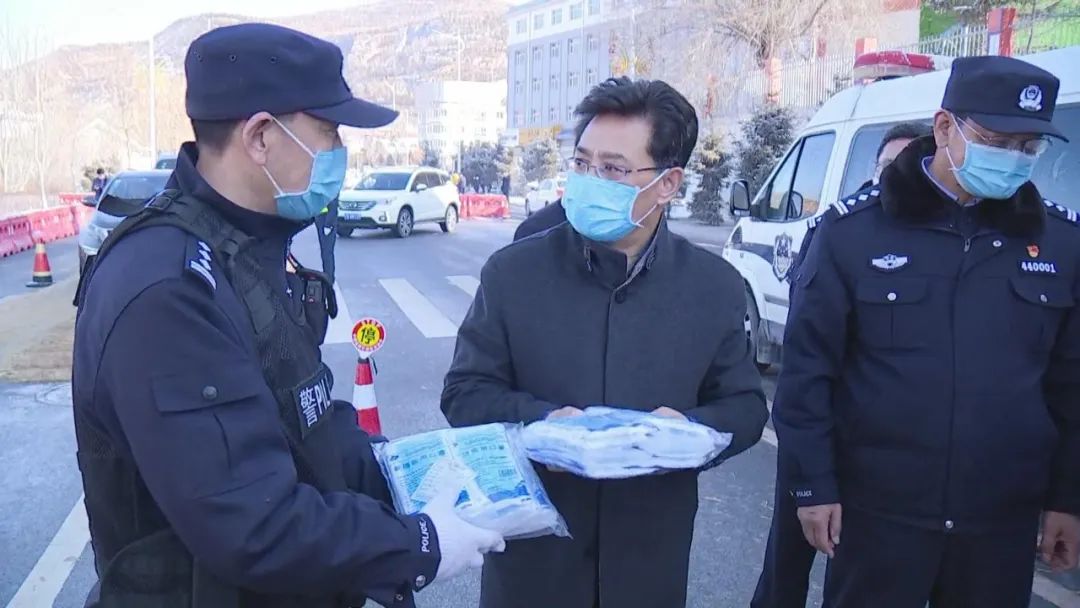 袁秉和看望慰问疫情防控一线工作人员