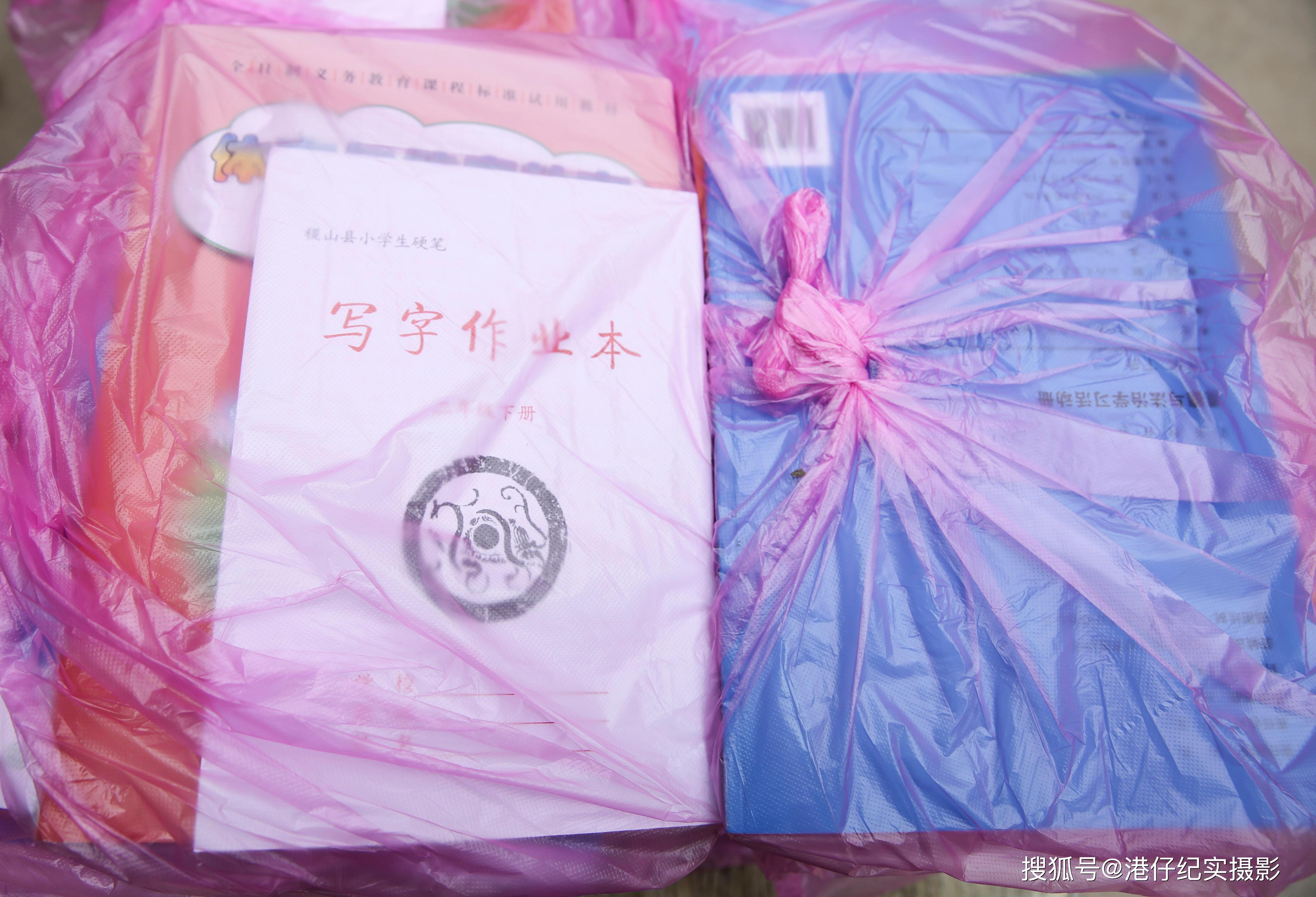 停课不停学老师走上街头零接触发放书本看看啥情况