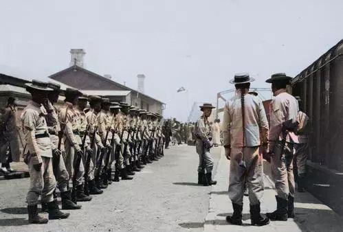 武器军服都是最先进的,可人人还拖着一条辫子照片清末的陆军训练营