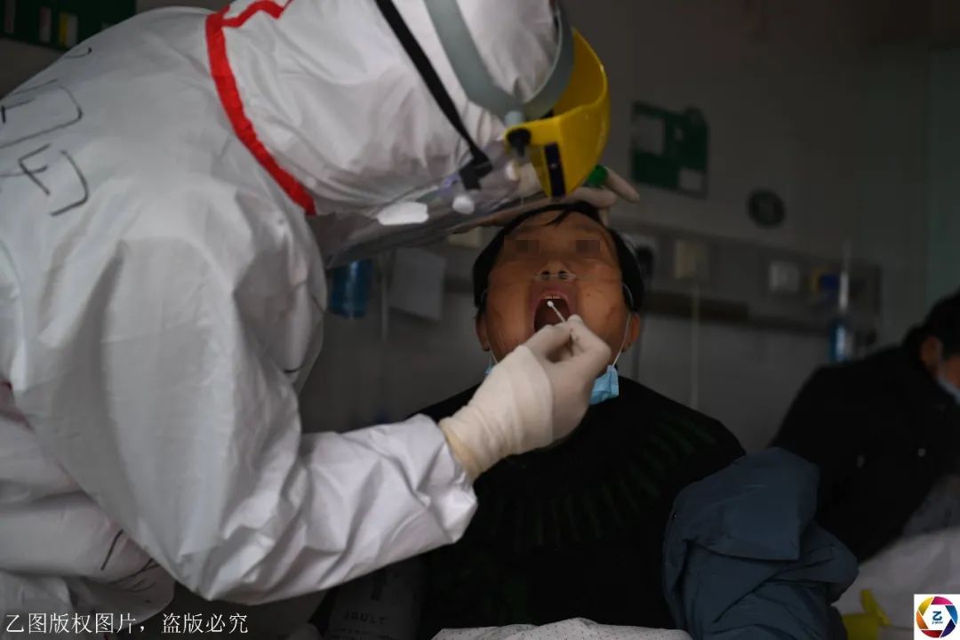 穿上防护服2小时浑身汗透我与患者保持距离医生却在采咽拭子