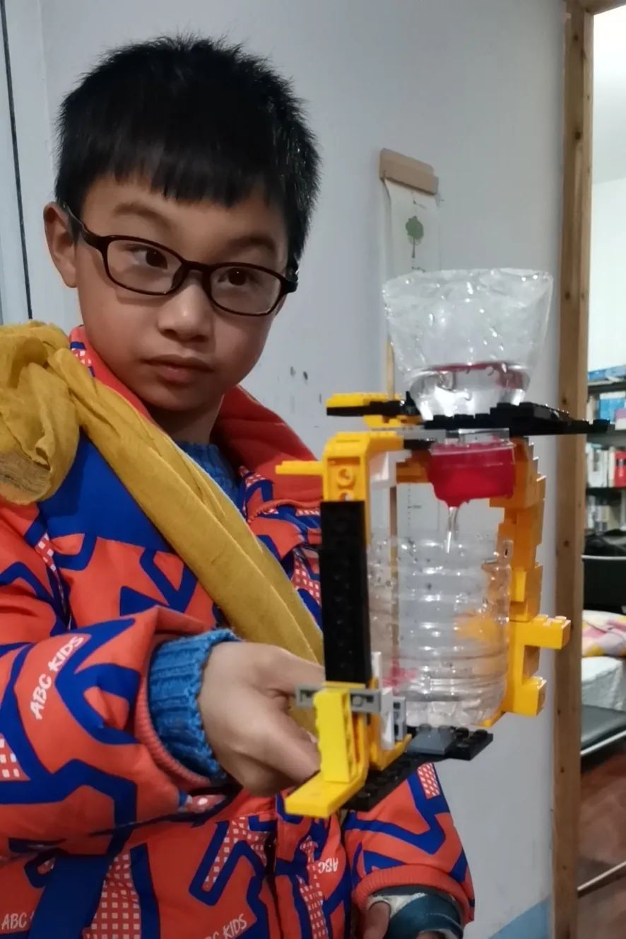 五年级科学备课组从实践活动出发,引导同学们认识水滴速度稳定的水钟