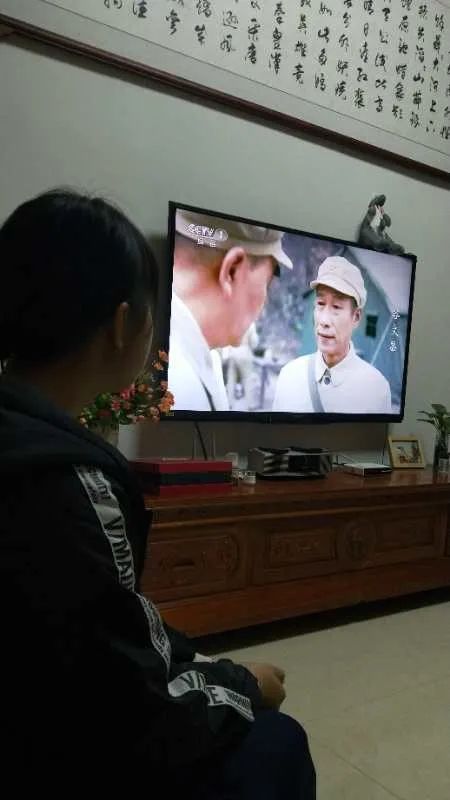 停课不停学东山二中组织收看电视连续剧谷文昌深化爱国主义教育与乡土