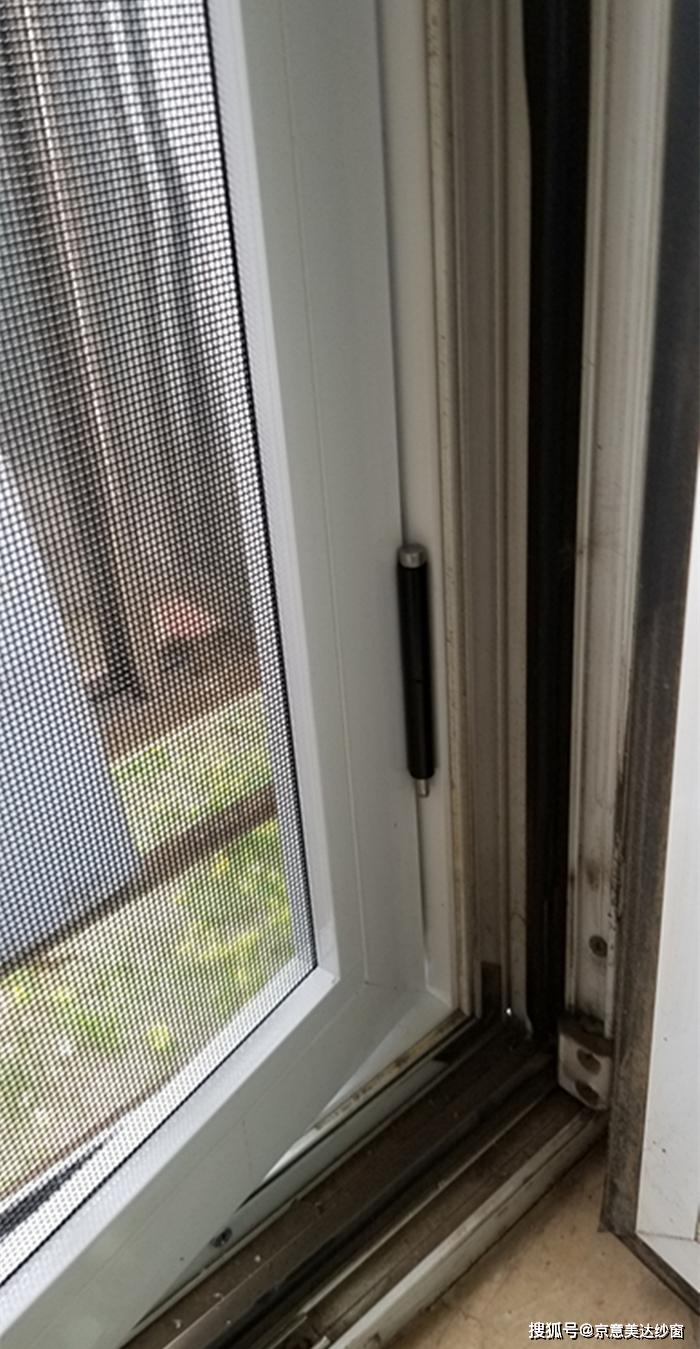 内开上悬门窗点缀磁吸金刚网平开纱窗实图秀