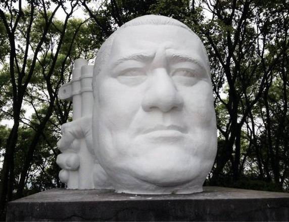 他是蒋介石帐下的"虎痴",抗战殉国后,头颅被示众三天三夜_陈安宝