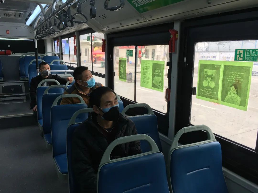 战疫郑州公交车长制作口罩佩戴攻略主题车厢普及不同人群佩戴口罩原则