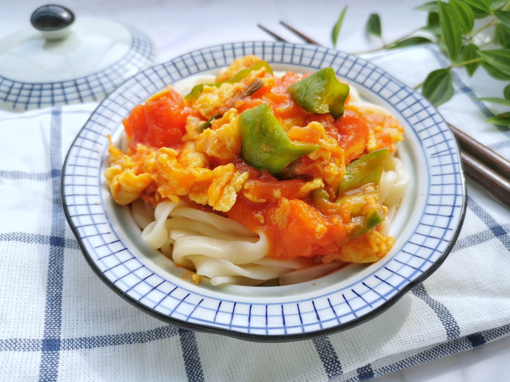 面条永远是中国人说不完的话题,北京炸酱面,河南烩面,山西刀削面,兰州