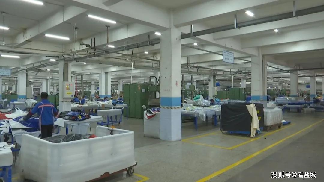 江苏荣威娱乐用品有限公司的生产车间,一片忙碌的工作景象呈现在眼前