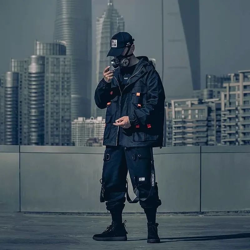 机能外套可搭配性非常高,且与不同质感服饰相碰撞