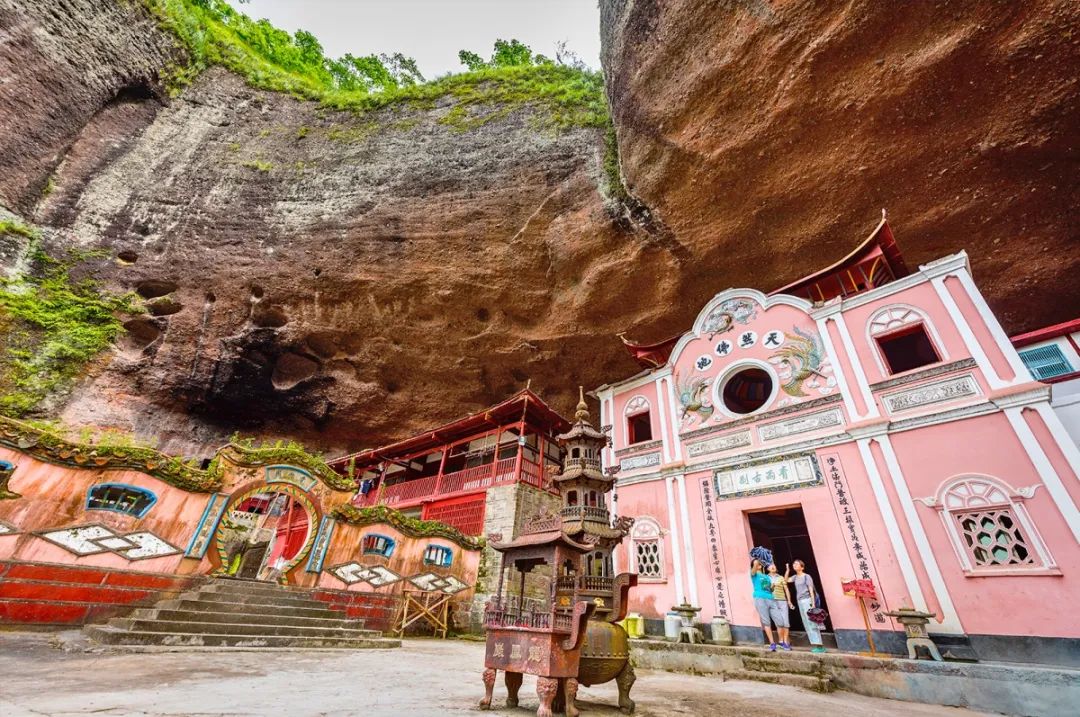 祈祷幸福在抑扬悦耳的诵经声中听青龙金凤的动人传说去龙凤岩细数百年