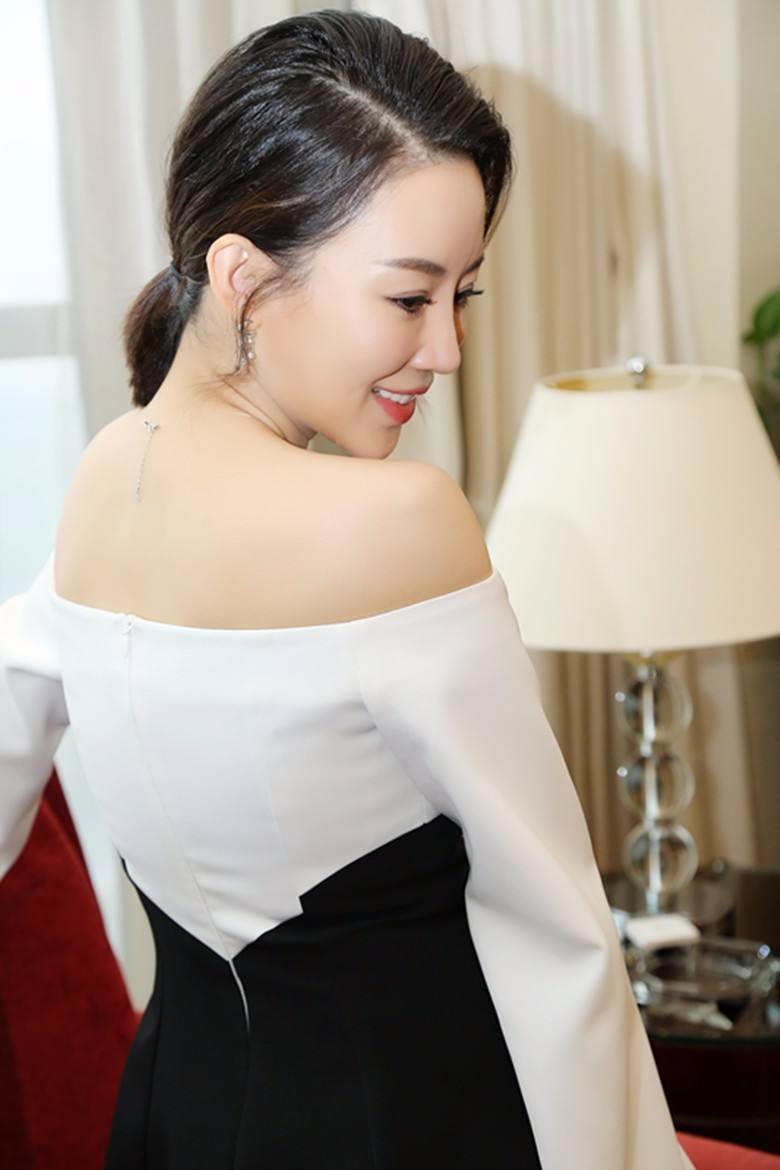 原创台球女神潘晓婷38岁身价高达8亿因胸部撞到球引发争议