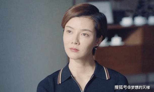 车晓吊带装在家练瑜伽性感身姿不输年轻女孩