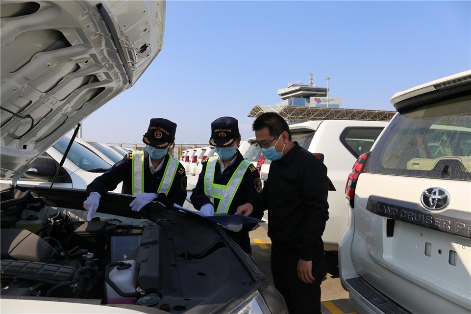 深圳海关验放复工复产后首票平行进口汽车