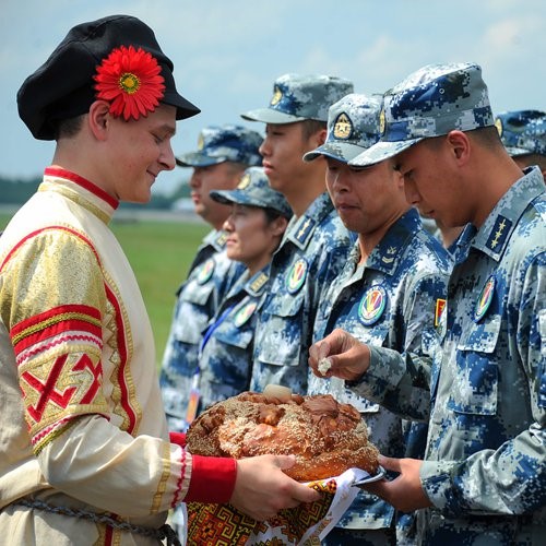中俄边境稻草人图片