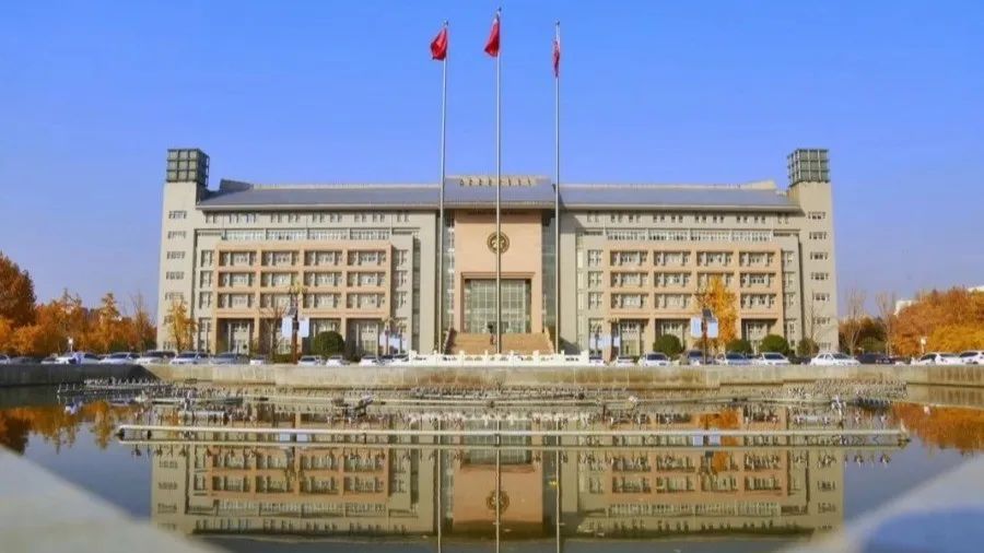 行政楼▼在这里默默守望着你的四年严肃而不失活泼的我看到的第一栋