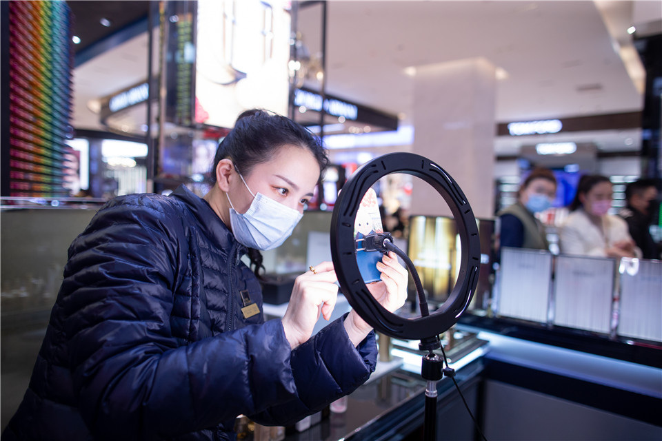 商场柜台变身直播间 网红"柜姐"直播口罩妆