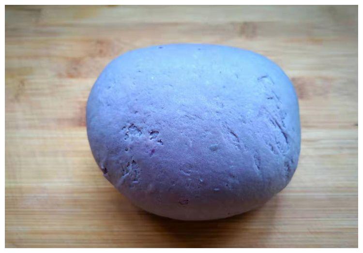 7,面团松弛好后揉光滑,放到案板上,搓成粗长条,切成或者揪成小剂子.