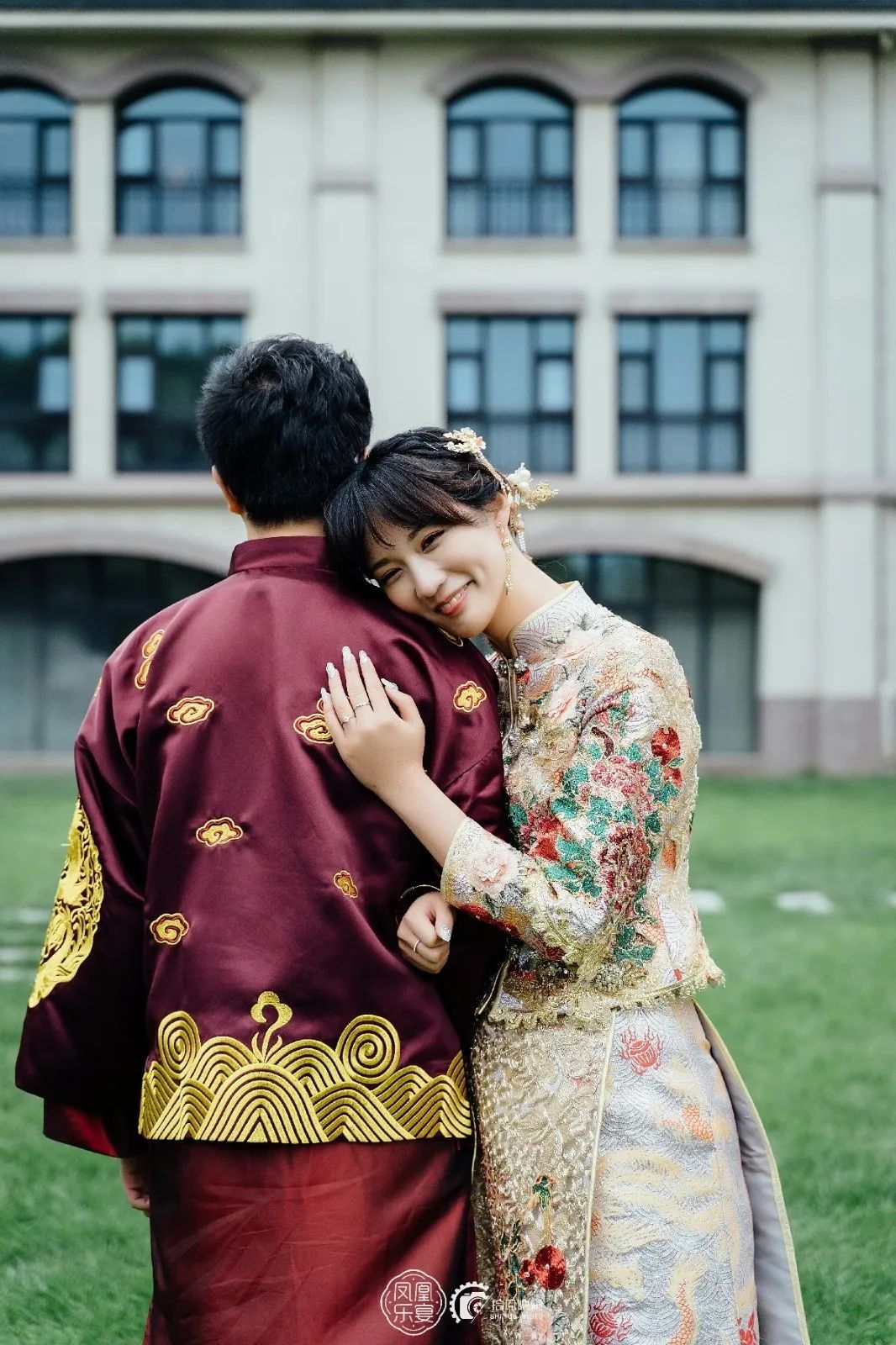 新郎接到新娘,从家里到车上的抓拍30.新人和一方父母合