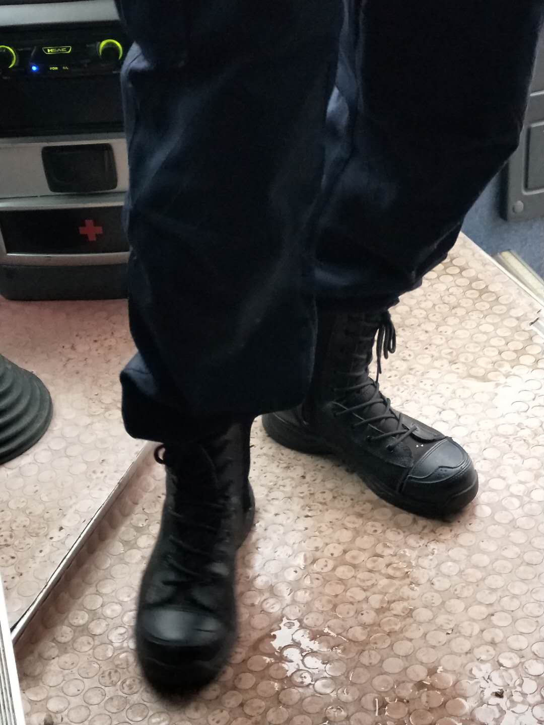 湖北英山穿着单鞋去战疫的特警老兵