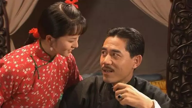 大宅门里,因为男主人白景琦的放荡不羁,手底下的小丫头们也是可以时常