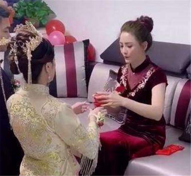 婚禮最年輕婆婆走紅是婆婆故意搶風頭還是新娘氣場太低