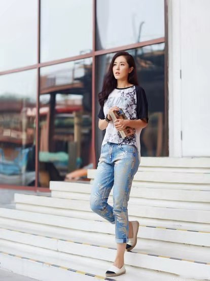 曾黎出席国剧盛典红色拖地长裙尽显好身材43岁美的不像话