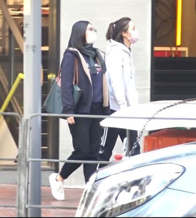 原创赌王三房长女何超云逛街半小时派头足助手陪伴在侧保镖楼下等候