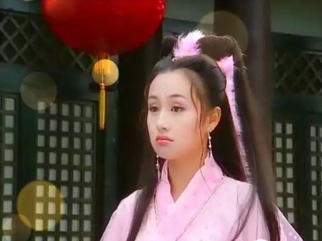 反观《乌龙闯情关》中的那个清新美丽,令人难以忘怀的霍水仙,曾一度被