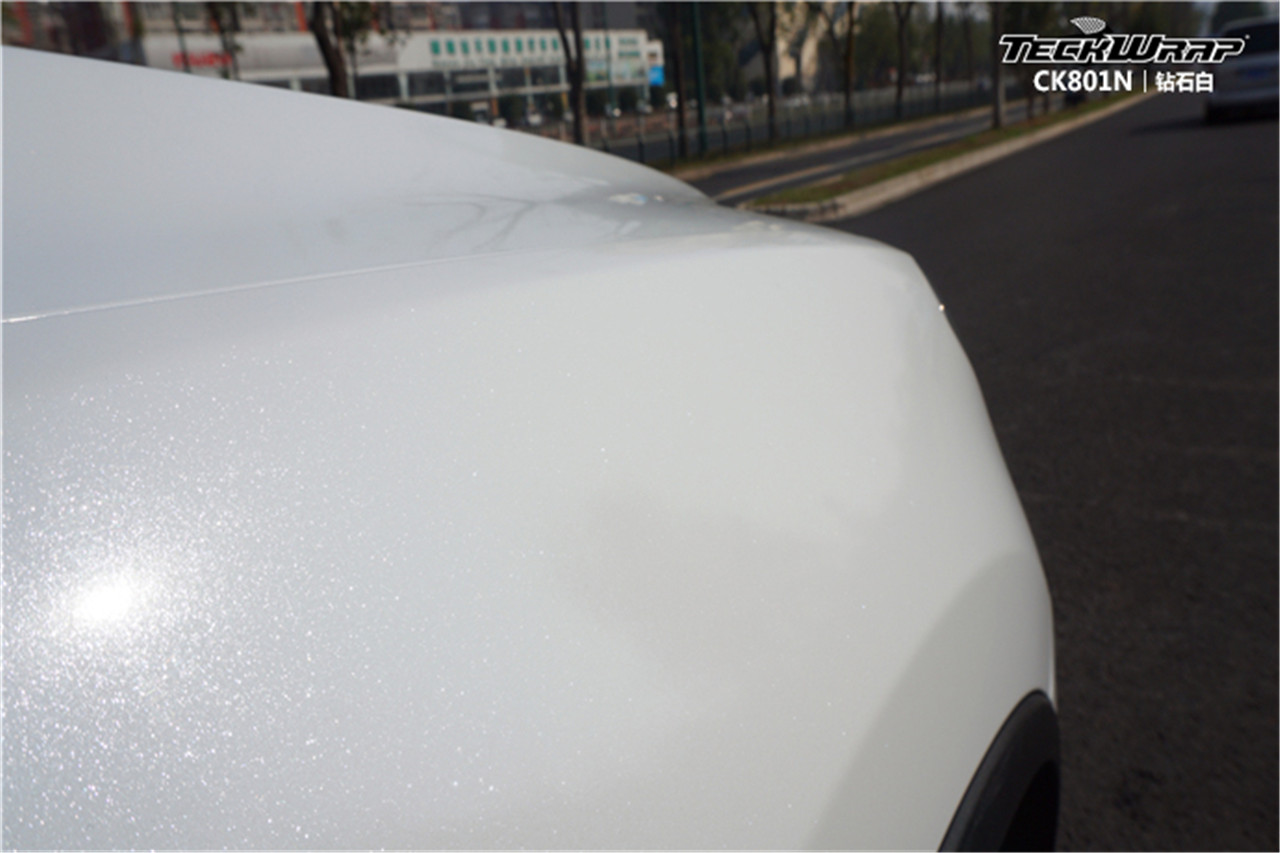 带珠光的大众途锐用秃鹰teckwrap改色进口膜ck801n钻石白